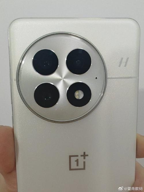 的背部设计,还是采用6000mah+100w+50w,同档产品中罕见的满血快充组合